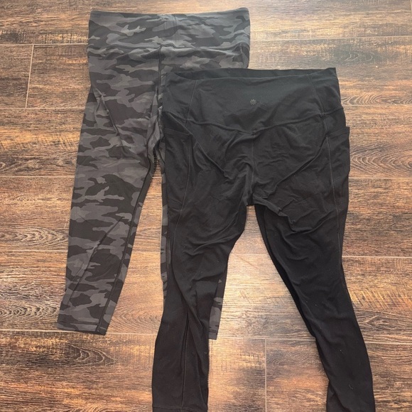 Athleta Pants - Athleta Black Salutation & Camo Elation 7/8 Set Leggings Size XL